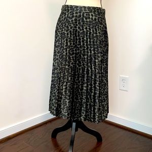 Banana Republic pleated Midi skirt size 4